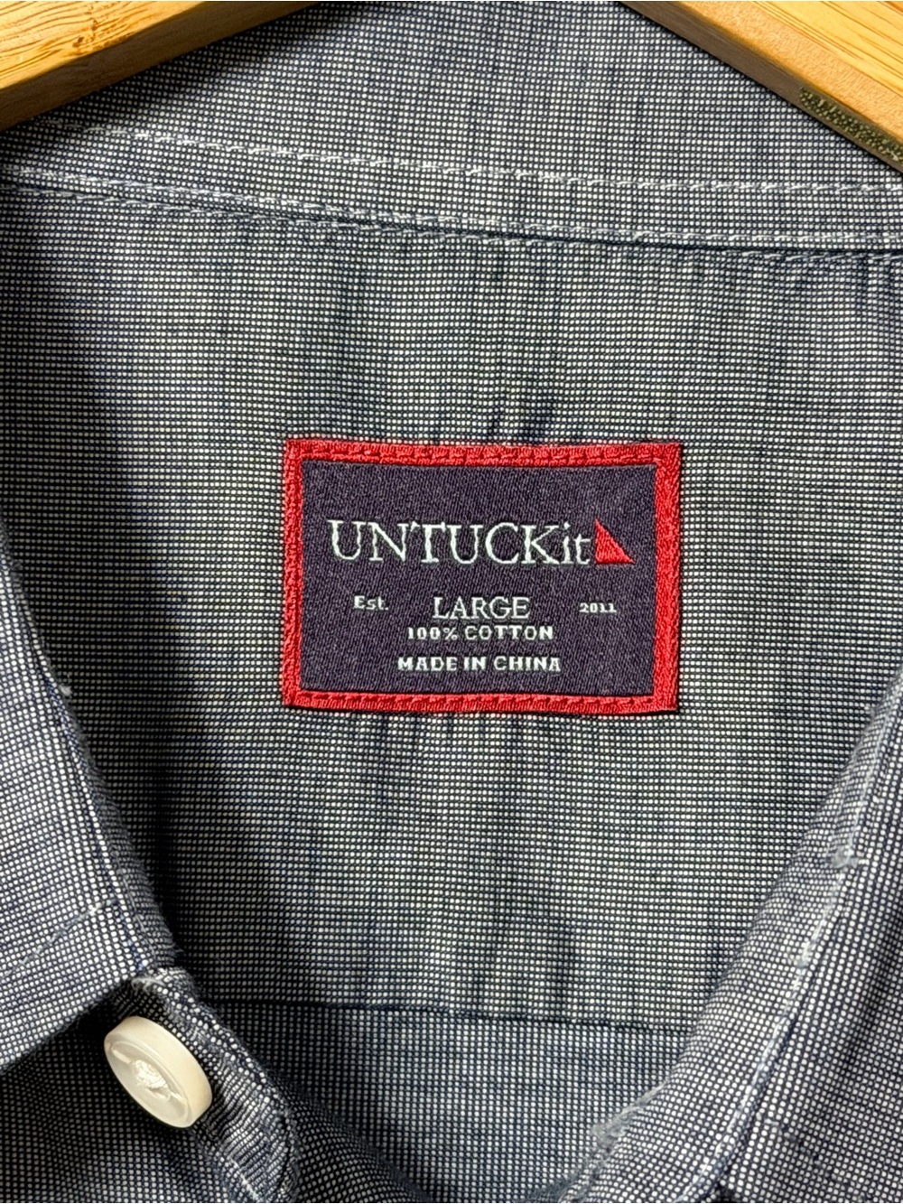 Men’s UNTUCKit Large Blue Chambray Button Down Shirt 100% Cotton Long Sleeve - Picture 3 of 5